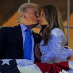 O presidente Donald Trump (à esquerda) e a primeira -dama Melania Trump (à direita) borrifar