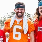 Baker Mayfield Judge Contest com Mullets, Mustrs e Crocs em "Sports Mode"
