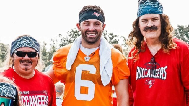 Baker Mayfield Judge Contest com Mullets, Mustrs e Crocs em "Sports Mode"

