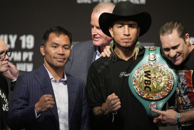 Manny Pacquiao, Sol e o campeão dos médios da WBC Mario Barrios posou em uma conferência de imprensa em Las Vegas na quarta -feira, 16 de julho de 2025. Bob Santos Freddie Roach