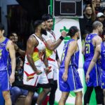 June Mar Fajardo e Moa Tuaaa, de San Miguel Beermenmen, TNT Tropang 5G contra as finais da PBA Filipin Cup durante o 3º jogo.