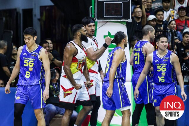 June Mar Fajardo e Moa Tuaaa, de San Miguel Beermenmen, TNT Tropang 5G contra as finais da PBA Filipin Cup durante o 3º jogo.