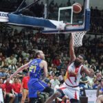 San Miguel Beermen Você Tauta Dunks Tnt Tnt Tnt Tropang 5g contra a Final da Copa do PBA Filipin durante a cesta durante a cesta. A cesta foi então derrubada.