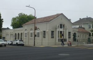 Berkeley, uma revisão: 1925 Conselho Oks Rezoning Corner para Leichenhalle Berkeley, uma revisão: 1925 Conselho Oks Rezoning Corner para Leichenhalle