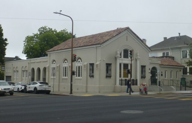 Berkeley, uma revisão: 1925 Conselho Oks Rezoning Corner para Leichenhalle

