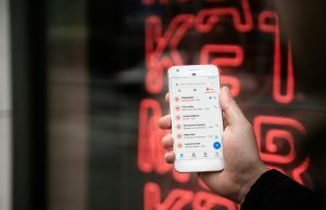 Betfair é confrontado com uma multa de seis dígitos depois de violar as leis de spam australianas Betfair é confrontado com punição de seis dígitos depois de violar as leis de spam australianas. Uma pessoa com um smartphone branco com um aplicativo de mensagens cheio de várias mensagens de spam, com uma placa de neon vermelha que desapareceu em segundo plano.