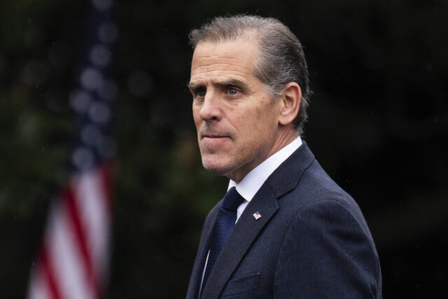 Biden baixado em George Clooney, Jake Tapper, Pod Save America, Dems

