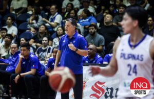 Os jogadores de Gilas Pilipinas recebem a confiança de Tim Cone Gilas Pilipinas treinador Tim Cone vs Macau Black Bears