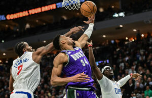 Bill Simmons e Zach Lowe afirmam que Giannis Anthetokounmpo teve uma bomba no tribunal com franquia de US $ 5.500.000 March Madness Logo