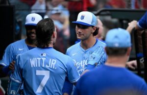 Bobby Witt Jr. explica o estilo de orientação porque Jac Caglianone ajuda a mudar para o jogo da grande liga March Madness Logo