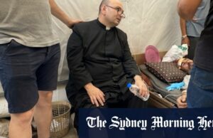 Bombas de Israel na igreja de Gaza, que é o falecido Pope disse todos os dias Três homens mortos em greve e 10 outros feridos.