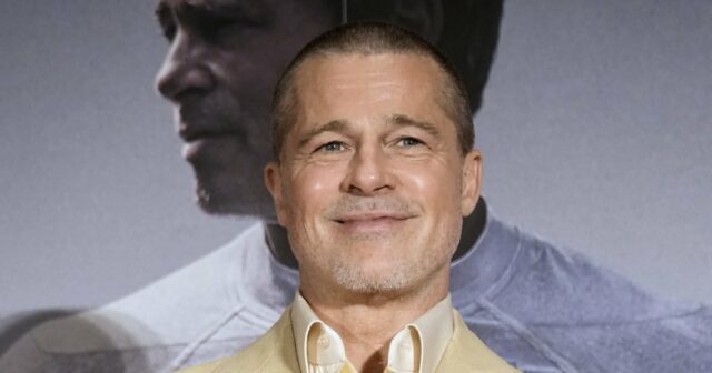 GetTyimages-2221770201 Brad Pitt parece irreconhecível na dramática peruca loira para um novo projeto