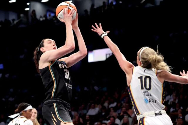 Breanna Stewart brilha com 24 pontos para liderar a liberdade ao lado de Caitlin sem Clark Fever

