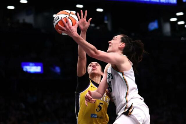 Breanna Stewart saiu da partida de sábado.