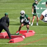Os jatos que escapam do Breece Hall conversam com a mídia depois de treinar no campo de treinamento em Florham Park, NJ.