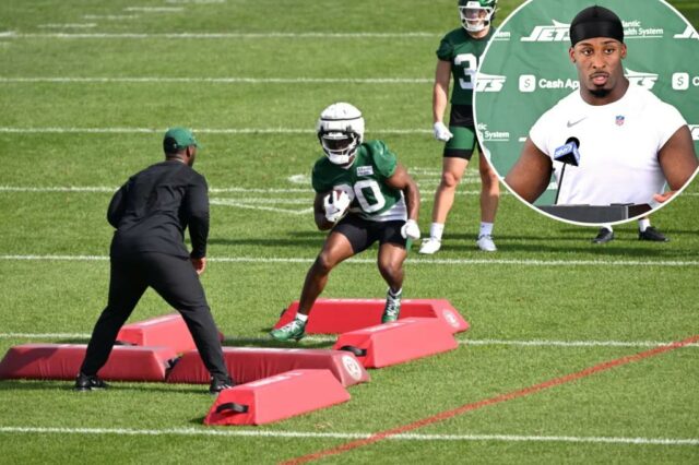 Os jatos que escapam do Breece Hall conversam com a mídia depois de treinar no campo de treinamento em Florham Park, NJ. 