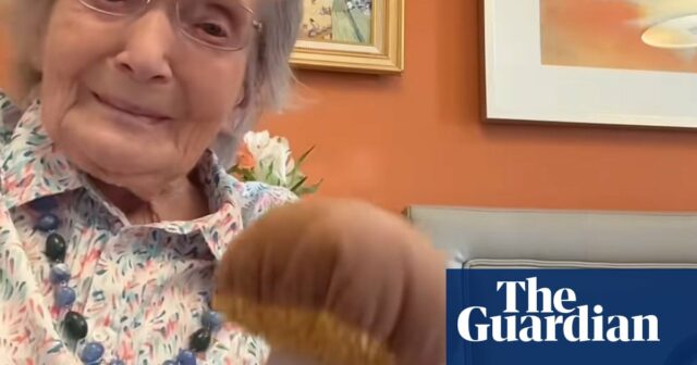 Mulher de 95 anos mostra seu vídeo de coleção Jellycat