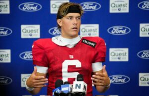 Brian Daboll bloqueou os primeiros representantes da equipe de Jaxson Dart como QB1 com Russell Wilson March Madness Logo