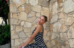 Brilhante Zara McDermott coloca uma tela óssea em um elegante vestido de verão de bolinhas durante a viagem de garotas encharcadas de sol para o exterior Zara McDermot colocou uma tela óssea em um vestido de verão de bolinhas enquanto embebiava ao sol em um