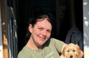 British Woman, 29 anos, luta pela vida em coma depois de ficar gravemente doente momentos depois de receber uma tatuagem sob a galinha em Benidorm Poppy-mae Crutchley (foto) foi deixada luta por sua vida em coma depois de momentos doentes depois de fazer uma tatuagem sob a galinha de seu amigo em Benidorm