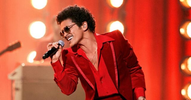 A MGM nega os relatos de que Bruno Mars deve US $ 50 milhões em dívidas de jogo: 'completamente falsa'