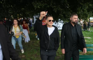 Bryan Adams com uma estrela perto de Wawel. A estrela canadense tocará em Cracóvia Bryan Adams com uma estrela perto de Wawel. A estrela canadense tocará em Cracóvia