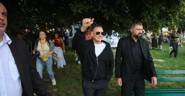 Bryan Adams com uma estrela perto de Wawel. A estrela canadense tocará em Cracóvia

