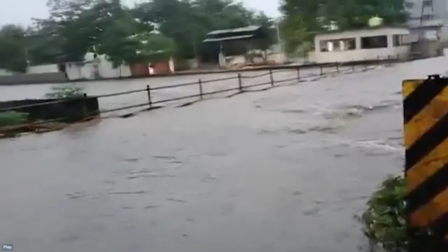 CM Fadnaavis está discutindo a situação das precipitações precipitadas

