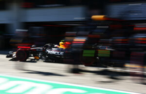 Cadillac F1 Drive com prontamente de carro no motorista do motorista europeu Cadillac F1 Drive com prontamente de carro no motorista do motorista europeu