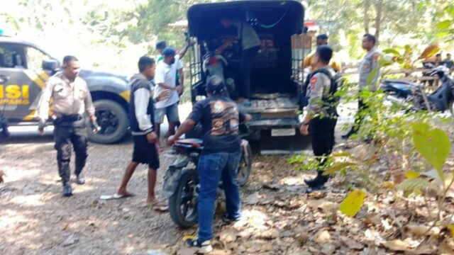 Café da manhã com frango em Kupang, a polícia garante 12 motocicletas e 2 frango

