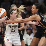 Caitlin Clark, de Indiana Fever, fica em Boston após uma lesão óbvia na segunda metade de um jogo de basquete da WNBA contra o Connecticut Sun na terça -feira, 15 de julho de 2025. (AP Photo/Michael Dwyer)