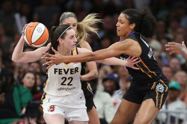 Caitlin Clark, de Indiana Fever, fica em Boston após uma lesão óbvia na segunda metade de um jogo de basquete da WNBA contra o Connecticut Sun na terça -feira, 15 de julho de 2025. (AP Photo/Michael Dwyer)