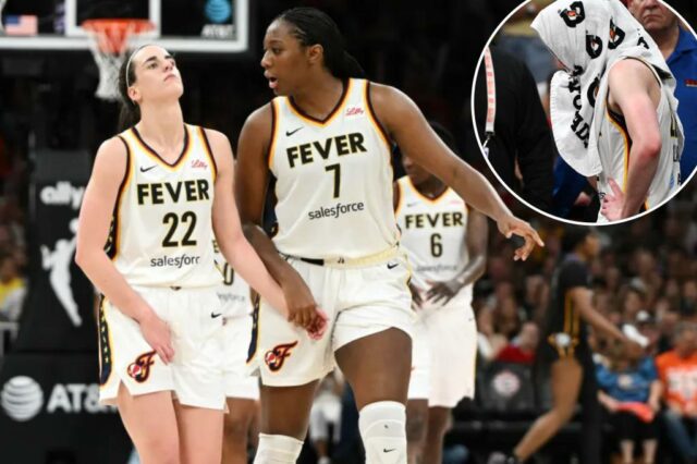 Aliyah Boston #7 ajuda Caitlin Clark No. 22 Indiana Fever vai para o banco depois que ela foi retirada do jogo com uma lesão na segunda metade da partida contra o Connecticut Sun no Jardim TD em 15 de julho de 2025 em Boston, Massachusetts. 