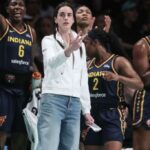Caitlin Clark, comemorando um companheiro de equipe de 3 pontos, não jogou com perda de febre 98-84 com liberdade devido à lesão da virilha direita.