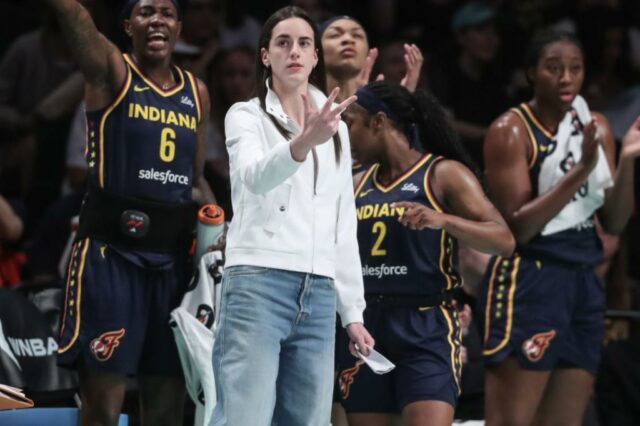 Caitlin Clark, comemorando um companheiro de equipe de 3 pontos, não jogou com perda de febre 98-84 com liberdade devido à lesão da virilha direita.