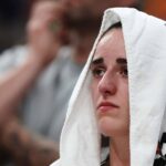 Caitlin Clark, de Indiana Fever, vive no banco depois de um ferido na segunda metade de um jogo de basquete da WNBA