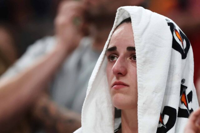 Caitlin Clark, de Indiana Fever, vive no banco depois de um ferido na segunda metade de um jogo de basquete da WNBA