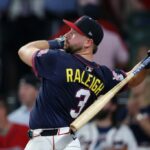 Cal Raleigh, de Seattle Mariners, assista com seu pai Todd e o irmão Todd Jr. Catcher durante o MLB Baseball All-Star Homer Run Derby na segunda-feira, 14 de julho de 2025. (AP Photo/Brynn Anderson)