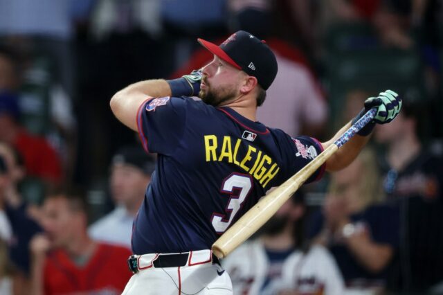 Cal Raleigh, de Seattle Mariners, assista com seu pai Todd e o irmão Todd Jr. Catcher durante o MLB Baseball All-Star Homer Run Derby na segunda-feira, 14 de julho de 2025. (AP Photo/Brynn Anderson)