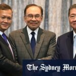 O primeiro -ministro do Camboja Hun permanece, (centro) conversando com a entrevista da imprensa na segunda -feira. Ele é o primeiro -ministro da Malásia, Anwar Ibrahim, e o primeiro -ministro interino da Tailândia, Wechayachai.