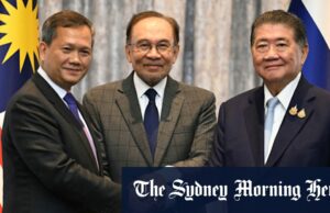 Camboja e Tailândia concordam em cessar -fogo após um tempo mortal O primeiro -ministro do Camboja Hun permanece, (centro) conversando com a entrevista da imprensa na segunda -feira. Ele é o primeiro -ministro da Malásia, Anwar Ibrahim, e o primeiro -ministro interino da Tailândia, Wechayachai.