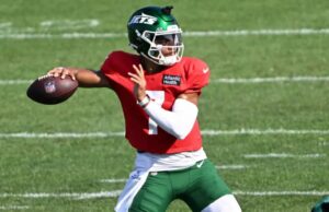 Campos Justin não mostrando influência de um dedo deslocado Justin Fields joga um passe durante o treinamento do campo de treinamento do Jets em 29 de julho de 2025.