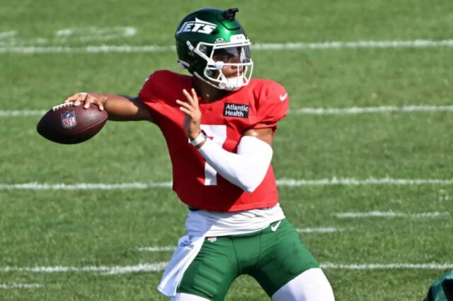 Justin Fields joga um passe durante o treinamento do campo de treinamento do Jets em 29 de julho de 2025.
