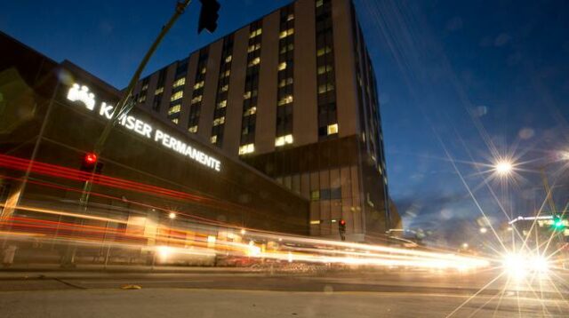 Campus de Oakland Kaiser circunda a polícia no bloqueio após a garagem da polícia

