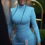 Cardi B, 32, conseguiu uma reforma de Kim Kardashian enquanto exibia suas curvas em um impressionante conjunto azul durante uma viagem a Paris em 4 de julho neste fim de semana