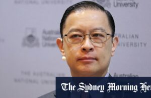 Carl é o ex -ministro do Comércio da Indonésia em Importações de Açúcar Bitter Blow para os apoiadores Lembong (em camisa azul) em Jacarta em 2015, com o próximo ministro Malcolm Turnbull e Joko Widodo, a Indonésia é então presidente.