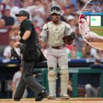 O Boston Red Sox Carlos Narvaez (75) reage após a interferência do apanhador e permitindo a fuga contra a Philadelphia Phillies na primeira mudança no Citizens Bank Park.