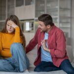 Caro Abby: Eu ouvi meu irmão brigando com minha esposa - devo dizer alguma coisa?