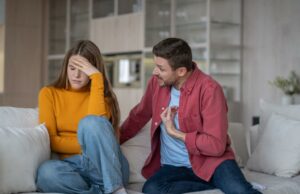 Caro Abby: Eu ouvi meu irmão brigando com minha esposa – devo dizer alguma coisa? Caro Abby: Eu ouvi meu irmão brigando com minha esposa - devo dizer alguma coisa?