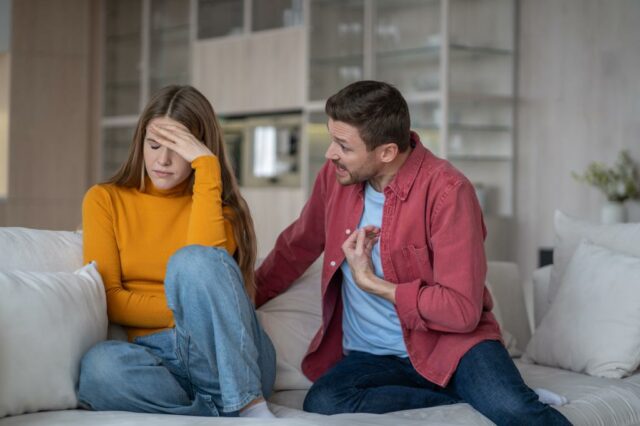 Caro Abby: Eu ouvi meu irmão brigando com minha esposa - devo dizer alguma coisa?

